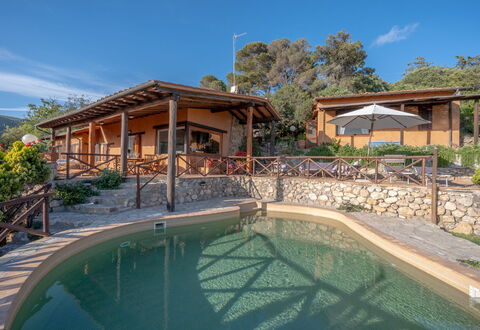 Villa Argentina: Piscina, Recurso, Eco Hotel, Sombra, Paisajismo, Fuente De Agua, Inmuebles, Estructura Al Aire Libre, Losa, Mueble Para Exteriores