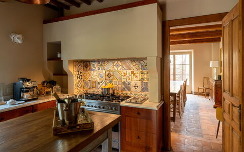 Villa Domus Papi: Cocina, Piso, Diseño De Interiores, Madera, Mueble, Suelo, Mostrador, Techo, Encendiendo, Habitación
