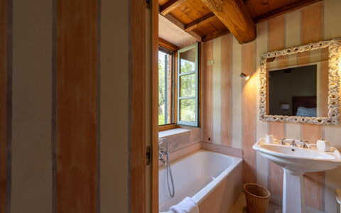 Villa Domus Papi: Madera, Diseño De Interiores, Arreglo De Tubería, Piso, Suelo, Baño, Techo, Casa, Plomería, Habitación