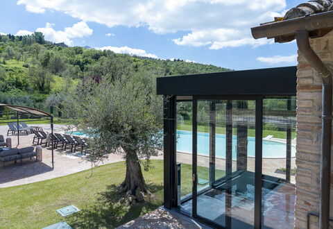 Villa Trasimena: Piscina, Sombra, Eco Hotel, Recurso, Paisajismo, Inmuebles, Mueble Para Exteriores, Jardín, Estructura Al Aire Libre, Patio Interior