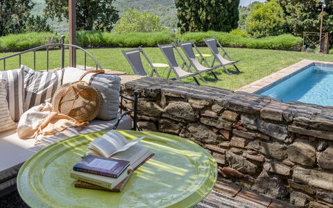 Villa Cotogna: Mueble, Mueble Para Exteriores, Silla, Jardín, Mesa Al Aire Libre, Sombra, Losa, Patio Interior, Maceta, Paisajismo