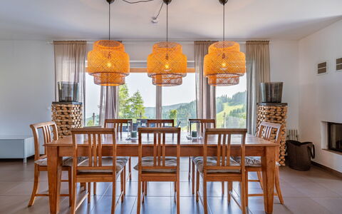 Sankt Urban 200: Mueble, Diseño De Interiores, Madera, Piso, Silla, Candelabro, Lámpara, Techo, Mesa, Comedor