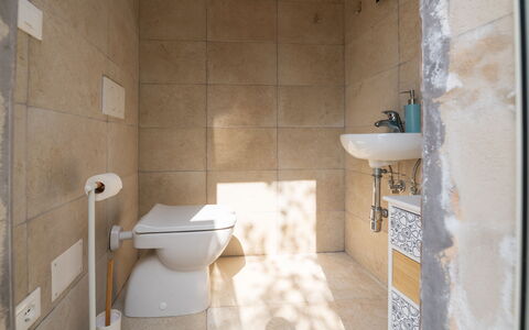 Villa Prestige: Asiento Del Baño, Pared, Arreglo De Tubería, Piso, Baño, Baño, Suelo, Plomería, Diseño De Interiores, Cerámico