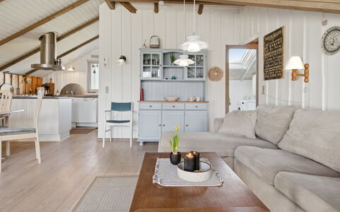 Bernadine - 400M from the Sea: Techo, Casa, Casa, Cabaña, Puerta, Vía Muerta, Cubierta, Porche, Tablón, Madera Dura