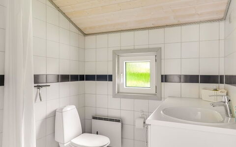 Gorica - 30Km from the Sea: Piso, Arreglo De Tubería, Diseño De Interiores, Suelo, Baño, Lavabo, Baño, Techo, Asiento Del Baño, Grifo