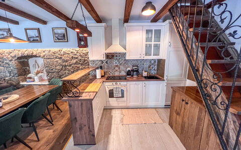 Vila Jurja: Madera, Piso, Diseño De Interiores, Mueble, Suelo, Suelos De Madera, Mostrador, Casa, Cocina, Gabinetes