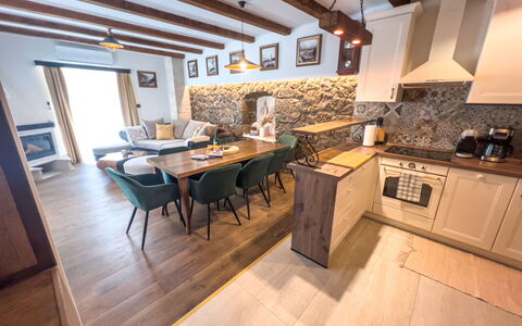 Vila Jurja: Mueble, Diseño De Interiores, Piso, Madera, Suelo, Cocina Y Comedor Mesa, Techo, Mesa, Comedor, Casa