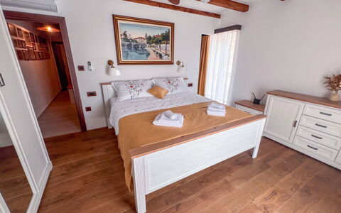 Vila Jurja: Mueble, Pared, Madera, Suelo, Piso, Diseño De Interiores, Habitación, Cama, Casa, Departamento