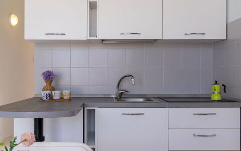 Badesi 10: Cocina, Mostrador, Mueble, Gabinetes, Fregadero, Aparato De Cocina, Diseño De Interiores, Arreglo De Tubería, Lavabo, Grifo