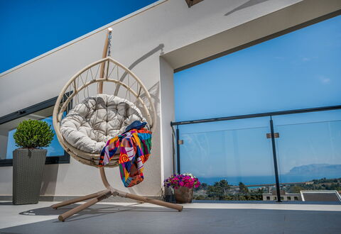 Attico Sea View: Mueble, Diseño De Interiores, Silla, Mueble Para Exteriores, Material Natural, Suelos De Madera, Sala, Mimbre, Planta De Casa, Diseño