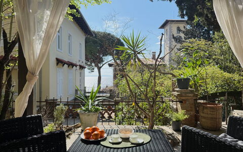 Apartment Niko, Private Garden, Wifi - Opatija: Mueble, Maceta, Mueble Para Exteriores, Balcón, Sombra, Silla, Planta De Casa, Porche, Yarda