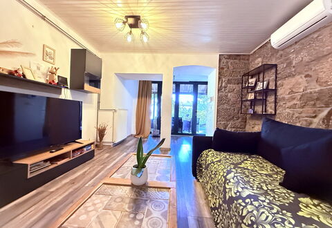 Apartment Niko, Private Garden, Wifi - Opatija: Diseño De Interiores, Piso, Sofá, Suelo, Mueble, Sala, Madera, Techo, Habitación, Encendiendo