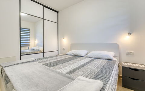 Željko: Diseño De Interiores, Cama, Piso, Mueble, Suelo, Habitación, Techo, Habitación, Encendiendo, Casa
