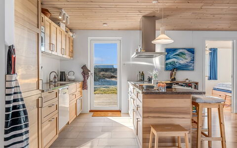 Kaapo - 300M from the Sea: Mueble, Piso, Cocina, Madera, Aparato De Cocina, Suelo, Mostrador, Diseño De Interiores, Suelos De Madera, Gabinetes