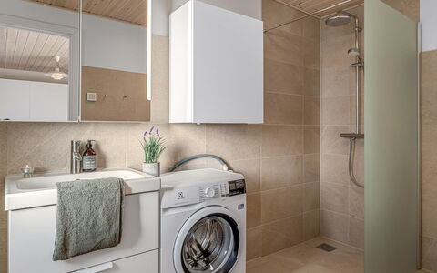 Kaapo - 300M from the Sea: Piso, Diseño De Interiores, Suelo, Pared, Arreglo De Tubería, Mueble De Baño, Lavadora, Techo, Lavabo, Baño