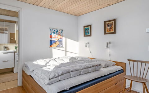 Kaapo - 300M from the Sea: Mueble, Habitación, Diseño De Interiores, Madera, Cama, Suelo, Piso, Techo, Habitación, Sábana