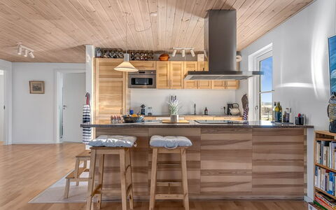 Kaapo - 300M from the Sea: Mueble, Cocina, Piso, Diseño De Interiores, Mostrador, Madera, Suelos De Madera, Suelo, Aparato De Cocina, Techo