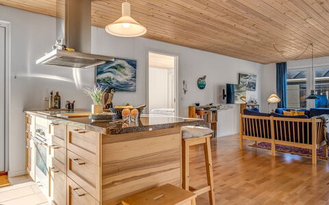 Kaapo - 300M from the Sea: Piso, Mueble, Madera, Diseño De Interiores, Suelos De Madera, Techo, Suelo, Cocina, Mostrador, Gabinetes