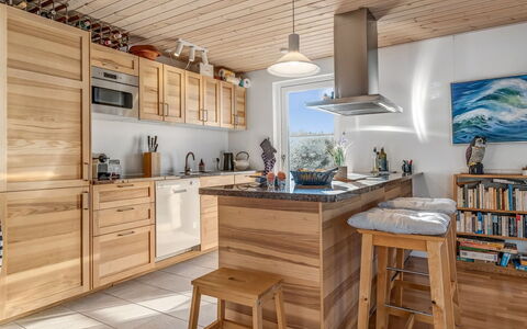 Kaapo - 300M from the Sea: Mueble, Cocina, Piso, Madera, Aparato De Cocina, Mostrador, Diseño De Interiores, Suelos De Madera, Electrodoméstico, Suelo