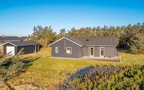 Kaapo - 300M from the Sea: Edificio, Casa, Casa, Techo, Arquitectura, Cabaña, El Terreno Del Lote, Asentamientos Humanos, Área Rural, Inmuebles