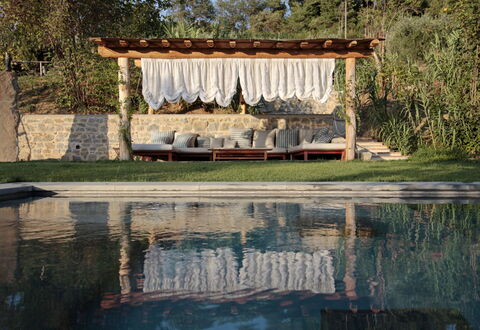 Casale le Fonti: Mueble, Mueble Para Exteriores, Losa, Piscina, Sombra, Ocio, Recurso, Material Natural, Diseño, Madera Dura