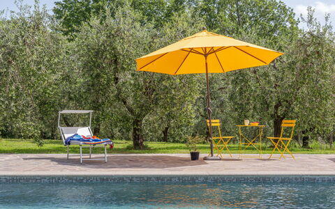 Il Querceto: Mueble Para Exteriores, Mueble, Paraguas, Piscina, Sombra, Silla, Jardín, Recurso, Sunlounger, Ocio