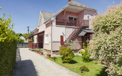Gyula: Edificio, Ventana, Casa, Barrio Residencial, Techo, Casa, Arbusto, Fachada, Barrio, Arquitectura