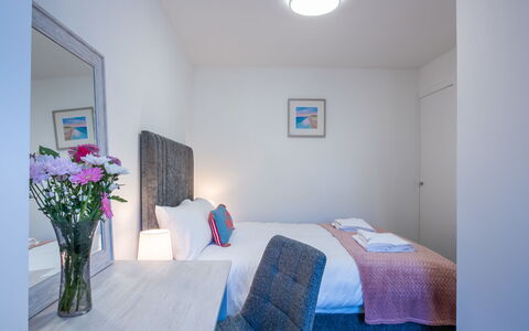 Harbour Nights Deluxe 7F: Diseño De Interiores, Mueble, Habitación, Suelo, Techo, Casa, Cama, Departamento, Almohada, Habitación
