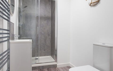 Harbour Nights Deluxe 7F: Piso, Suelo, Diseño De Interiores, Arreglo De Tubería, Techo, Habitación, Baño, Plomería, Lavabo, Baño