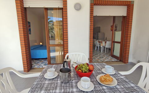 Appartamenti Della Rosa Seaside Abruzzo: Mueble, Silla, Manchas De Madera, Sombra, Mueble Para Exteriores, Cocina Y Comedor Mesa, Planta De Casa, Balcón, Mesa Al Aire Libre