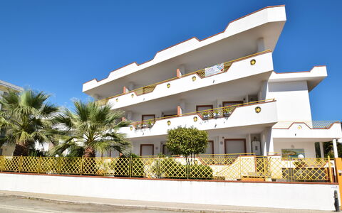 Appartamenti Della Rosa Seaside Abruzzo: Departamento, Inmuebles, Sombra, Hotel, Balcón, Hacienda, Villa, Planta De Casa