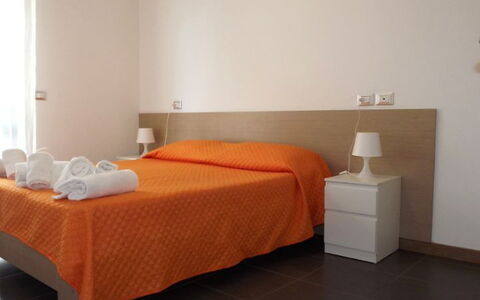 Residence Near The Sea - Abruzzo: Piso, Suelo, Madera, Diseño De Interiores, Habitación, Naranja, Sábana, Habitación, Techo, Cama