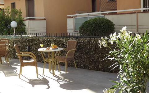 Residence Near The Sea - Abruzzo: Mueble, Mueble Para Exteriores, Jardín, Maceta, Sombra, Silla, Planta De Casa, Balcón, Yarda