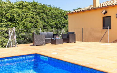 Esteva: Azul, Piscina, Material Compuesto, Mueble Para Exteriores, Recurso, Sombra, Ocio, Eco Hotel, Sunlounger, Villa
