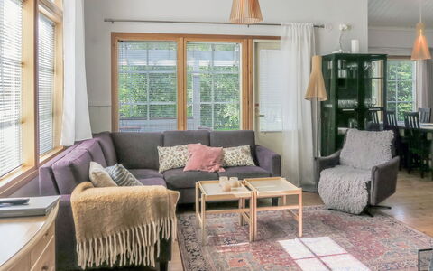 Katinkulma 1: Mueble, Diseño De Interiores, Piso, Suelo, Suelos De Madera, Sofá, Madera, Sala, Techo, Habitación