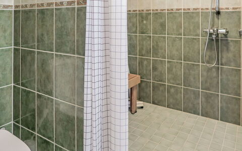 Katinkulma 1: Pared, Piso, Baño, Suelo, Arreglo De Tubería, Loseta, Plomería, Material Compuesto, Baño, Ducha
