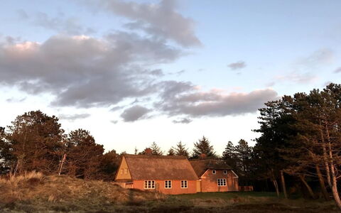 Ibbe - 3.5Km from the Sea: Cielo, Hierba, Naturaleza, Casa, Techo, Llanura, Nube, Cabaña, Área Rural, Pradera