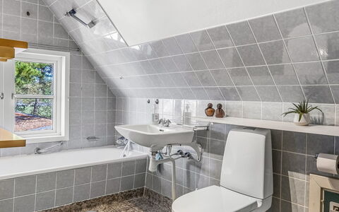 Ibbe - 3.5Km from the Sea: Piso, Arreglo De Tubería, Suelo, Diseño De Interiores, Baño, Plomería, Loseta, Lavabo, Grifo, Baño