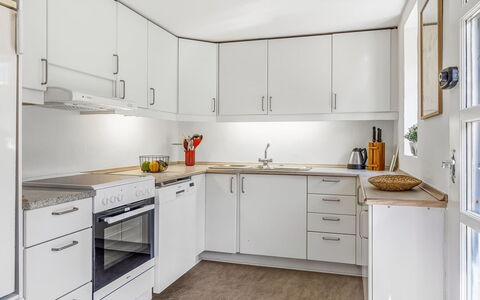 Ibbe - 3.5Km from the Sea: Cocina, Aparato De Cocina, Mostrador, Electrodoméstico, Piso, Diseño De Interiores, Gabinetes, Mueble, Lavabo, Suelo