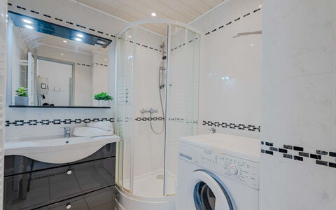 Sombrero: Diseño De Interiores, Piso, Arreglo De Tubería, Baño, Suelo, Lavabo, Techo, Grifo, Mueble De Baño, Plomería