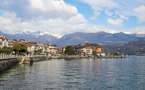 Baveno View: Cielo, Agua, Cuerpo De Agua, Accidentes Geográficos Montañosas, Nube, Camino Acuático, Montaña, Horizonte, Costeras Y Los Accidentes Geográficos Oceánico, Colina
