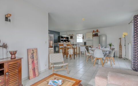 Le Bas D'Anville: Mueble, Suelo, Silla, Piso, Mesa, Casa, Departamento, Cocina Y Comedor Mesa, Habitación, Sala