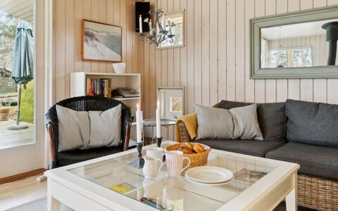 Eick - 800M from the Sea: Mueble, Diseño De Interiores, Piso, Madera, Suelo, Techo, Sala, Habitación, Encendiendo, Sofá