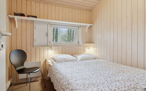 Eick - 800M from the Sea: Habitación, Madera, Piso, Diseño De Interiores, Suelo, Cama, Techo, Sábana, Habitación, Lecho