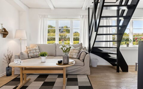 Mari - 150M from the Sea: Mueble, Diseño De Interiores, Piso, Suelo, Madera, Suelos De Madera, Sala, Sofá, Techo, Habitación