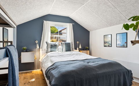 Mari - 150M from the Sea: Habitación, Madera, Diseño De Interiores, Techo, Cama, Mueble, Lecho, Piso, Linos, Sábana