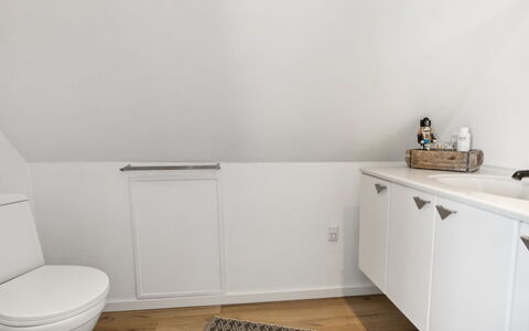 Mari - 150M from the Sea: Piso, Suelo, Pared, Arreglo De Tubería, Diseño De Interiores, Madera, Mueble De Baño, Baño, Grifo, Lavabo