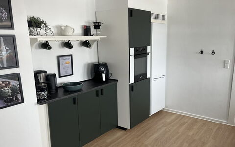 Mari - 150M from the Sea: Mueble, Mueble Para Exteriores, Vajilla, Mesa, Drinkware, Silla, Mesa Al Aire Libre, Comida, Botella