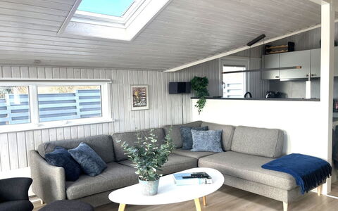 Gorjana - 500M from the Sea: Mueble, Mueble Para Exteriores, Vajilla, Mesa, Drinkware, Silla, Mesa Al Aire Libre, Comida, Botella