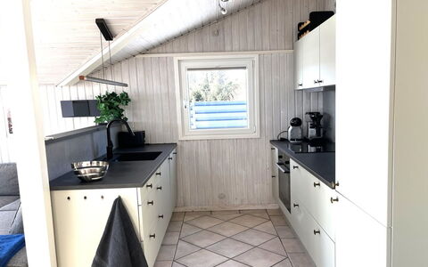 Gorjana - 500M from the Sea: Mueble, Mueble Para Exteriores, Vajilla, Mesa, Drinkware, Silla, Mesa Al Aire Libre, Comida, Botella